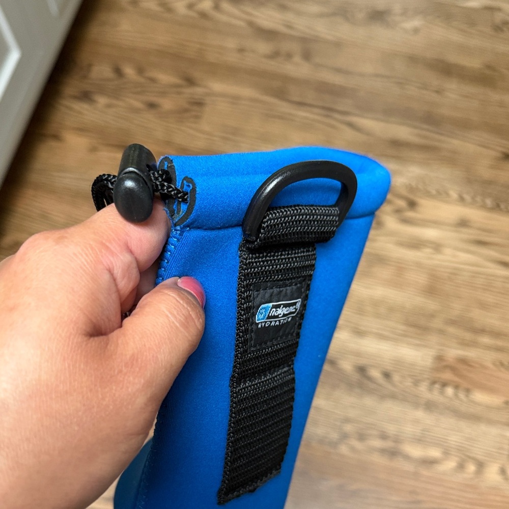 Nalgene Blue Neoprene Bottle Sleeve with Loop - Picture 5 of 6